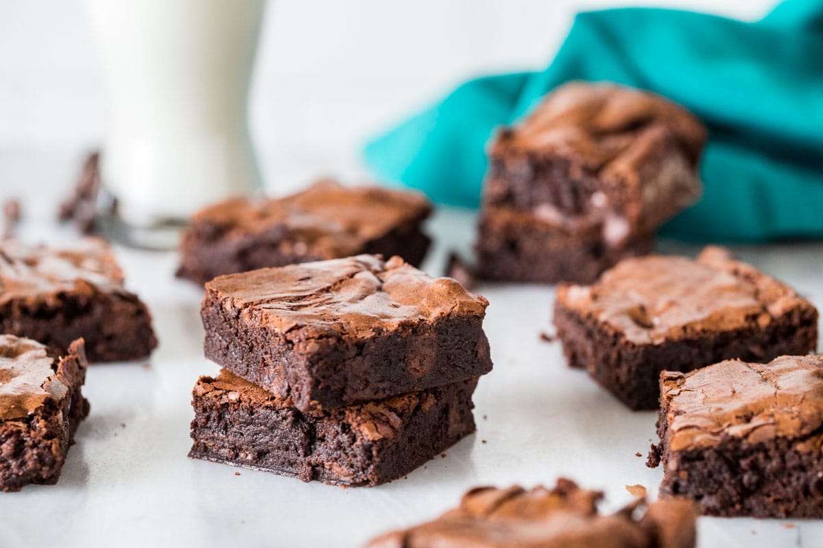 Übereinander gestapelte, saftige Schokoladen-Brownies.