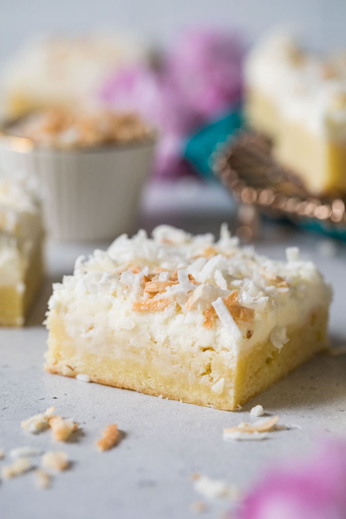 Kokoskeksriegel mit Zuckerguss und gerösteter Kokosnuss.