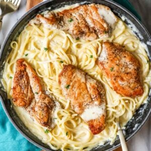 Overhead view of a skillet of chicken alfredo.