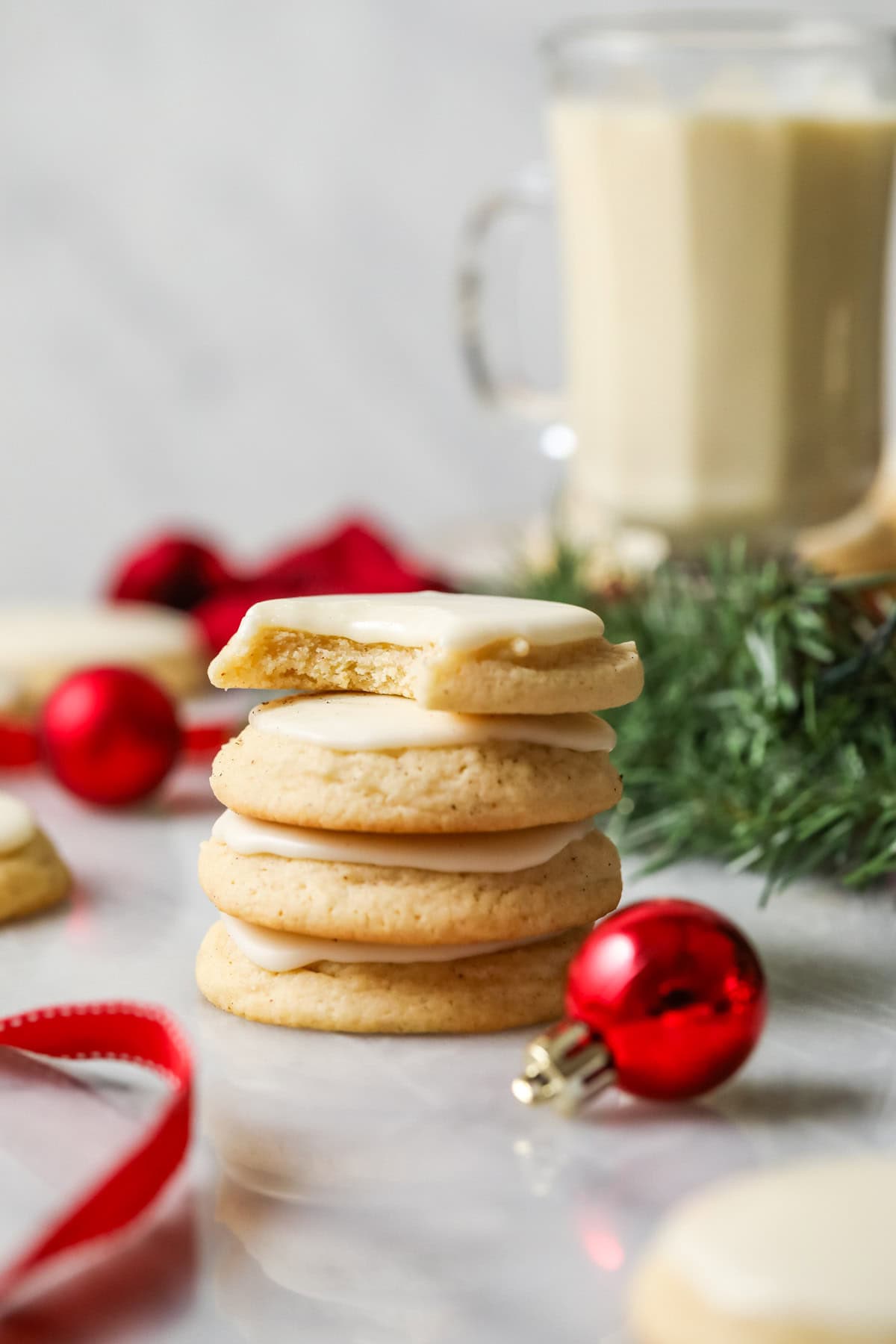 Pile de biscuits à l'eggnog avec un biscuit du haut manquant d'une bouchée.