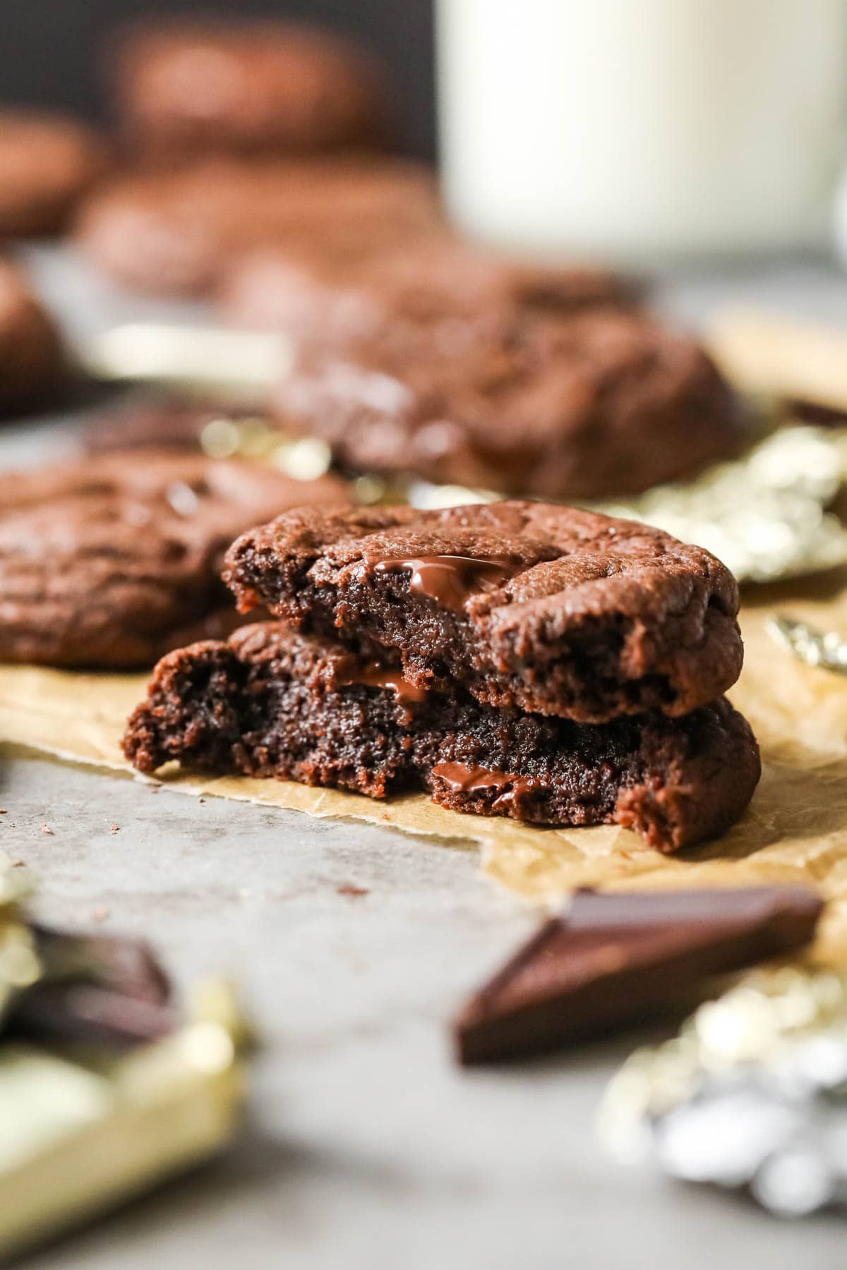 Deux moitiés d'un cookie au chocolat double empilées l'une sur l'autre.